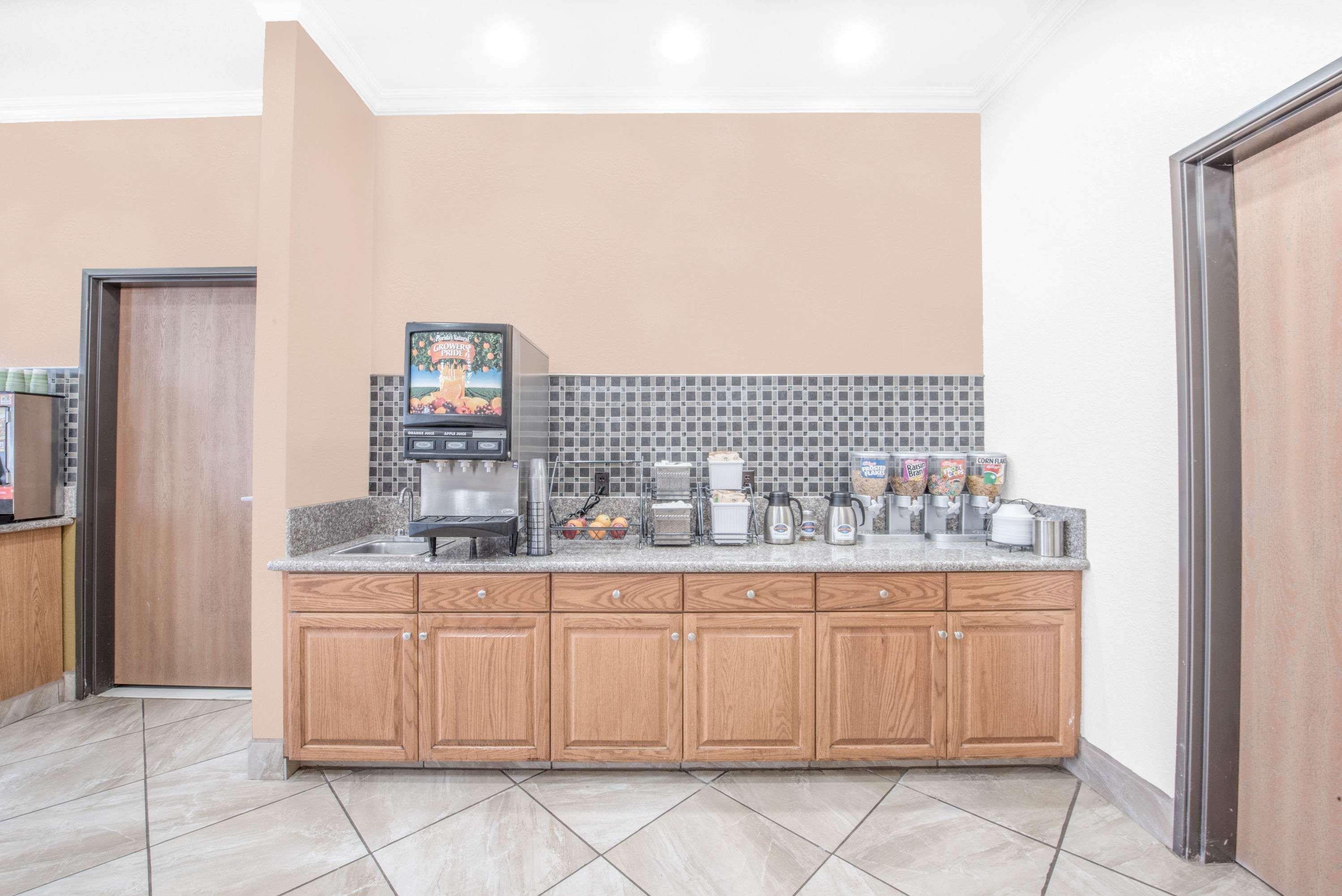 Baymont By Wyndham Pearsall מראה חיצוני תמונה